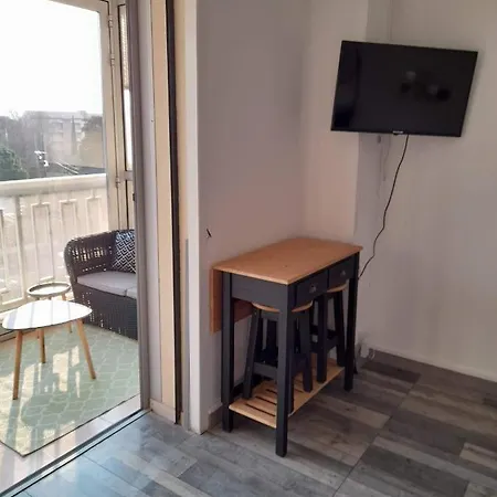 Type T1 Avec Parking Et Cave à 600 M De La Appartamento Fréjus