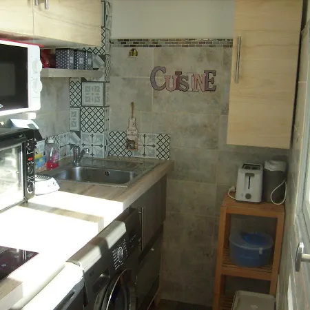 Appartement Type T1 Avec Parking Et Cave A 600 M De La Fréjus